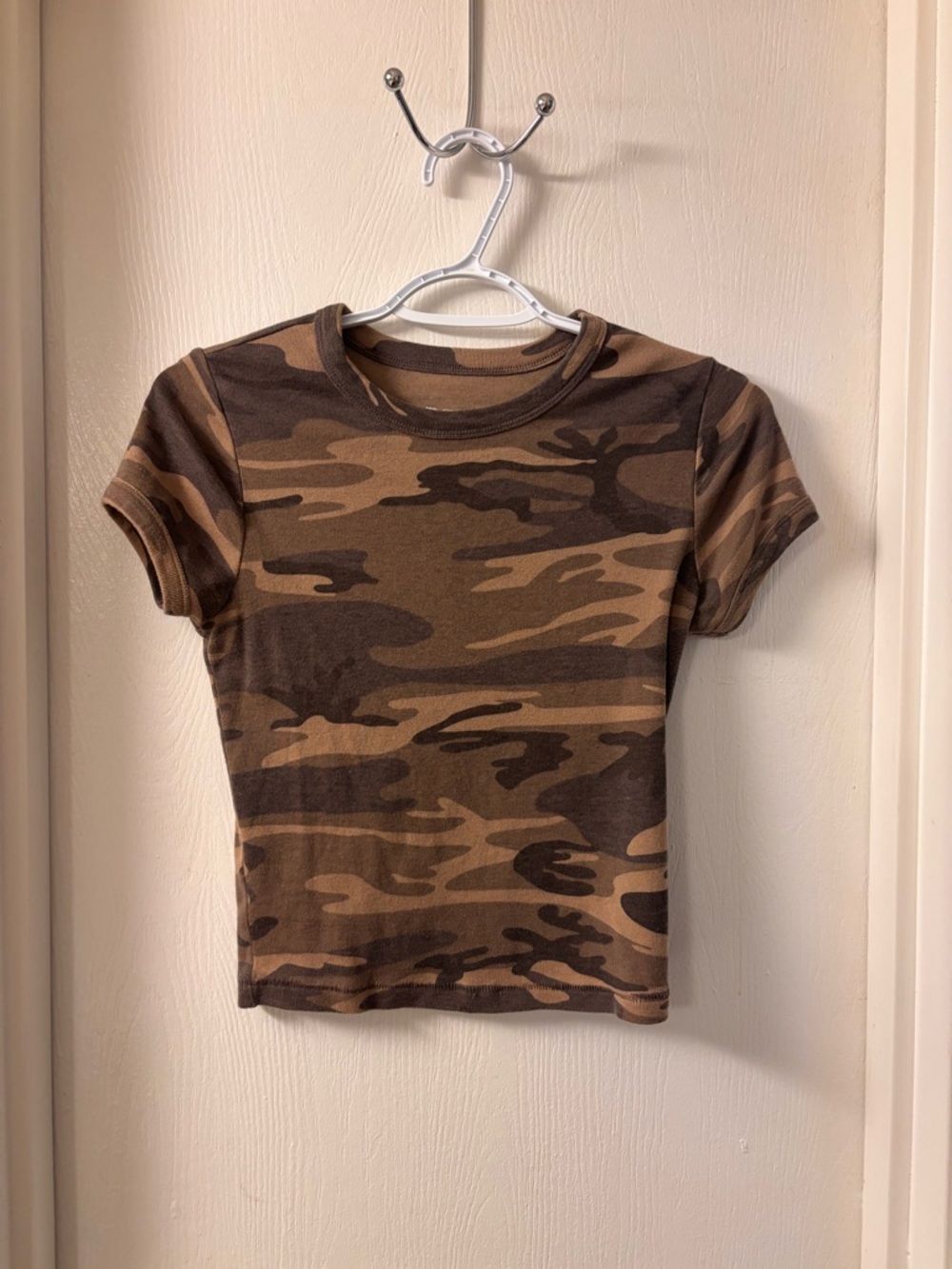 BDG Womens Camo Cropped Short Sleeve Tee in Brown & Olive